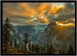 Park Narodowy Yosemite, Drzewa, Świerki, Niebo, Słońce, Promienie, Góry, Skały, Mgła, Kalifornia, Stany Zjednoczone
