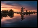 Holandia, Wieś Kinderdijk, Wiatraki, Rzeka, Zachód słońca