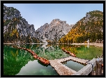 Włochy, Jezioro, Pragser Wildsee, Lago di Braies, Góry, Dolomity, Łódki, Drzewa, Jesień, Odbicie