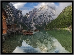 Włochy, Jezioro, Pragser Wildsee, Lago di Braies, Góry, Dolomity, Łódki, Drzewa, Chmury, Odbicie