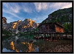 Włochy, Południowy Tyrol, Jezioro Pragser Wildsee, Dolomity, Góry, Drewniany, Dom, Łódki, Chmury
