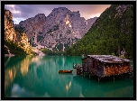 Włochy, Południowy Tyrol, Jezioro Pragser Wildsee, Dolomity, Góry, Drewniany, Dom, Łódki, Drzewa