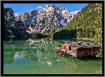 Włochy, Południowy Tyrol, Jezioro Pragser Wildsee, Góry, Dolomity, Drewniany, Dom, Łódki, Drzewa