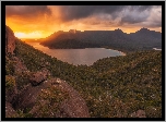 Australia, Tasmania, Zatoka, Wineglass Bay, Góry, Skały, Las, Drzewa, Zachód słońca, Chmury, Morze