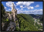Niemcy, Badenia-Wirtembergia, Lichtenstein, Zamek, Lichtenstein Castle, Wzgórze, Skały, Drzewa, Chmury
