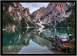 Włochy, Południowy Tyrol, Region Trydent-Górna Adyga, Jezioro Pragser Wildsee, Góry Dolomity, Drzewa, Drewniany, Dom, Łódki