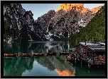 Włochy, Południowy Tyrol, Jezioro Pragser Wildsee, Lago di Braies, Góry, Dolomity, Pomost, Drewniany, Domek, Łódki