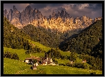 Włochy, Dolomity, Dolina Val di Funes, Wieś Santa Maddalena, Domy, Kościół, Góry, Masyw Odle, Lasy, Drzewa, Chmury