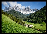 Włochy, Południowy Tyrol, Góry, Dolomity, Masyw Odle, Wieś, Santa Maddalena, Dolina Val di Funes, Drzewa, Trawa
