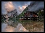 Włochy, Południowy Tyrol, Jezioro, Pragser Wildsee, Lago di Braies, Góry, Dolomity, Pomost, Drewniany, Domek, Łódki, Chmury, Mgła