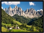 Włochy, Dolina Val di Funes, Wieś, Santa Maddalena, Góry, Dolomity, Lasy, Drzewa, Domy, Kościół, Chmury