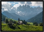 Włochy, Dolomity, Dolina Val di Funes, Wieś Santa Maddalena, Góry, Lasy, Chmury, Drzewa, Kościół, Domy