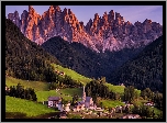 Włochy, Dolomity, Dolina Val di Funes, Wieś Santa Maddalena, Domy, Kościół, Góry, Masyw Odle, Las, Drzewa