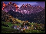 Włochy, Dolomity, Dolina Val di Funes, Wieś Santa Maddalena, Domy, Kościół, Góry, Masyw Odle, Lasy, Drzewa