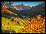 Włochy, Dolomity, Dolina Val di Funes, Wieś Santa Maddalena, Jesień, Góry, Masyw Odle, Kościół, Lasy, Drzewa