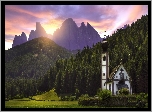 Włochy, Wieś Santa Maddalena, Dolina Val di Funes, Dolomity, Góry, Kościół, Zachód słońca