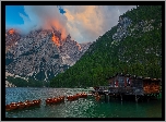 Włochy, Południowy Tyrol, Jezioro Pragser Wildsee, Lago di Braies, Góry, Dolomity, Drewniany, Domek, Łódki, Chmury