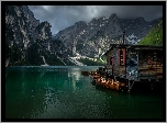 Włochy, Południowy Tyrol, Jezioro Pragser Wildsee, Lago di Braies, Góry, Dolomity, Pomost, Drewniany, Domek, Łódki, Drzewa