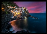 Włochy, Prowincja La Spezia, Region Liguria, Gmina Riomaggiore, Miejscowość Manarola, Morze Liguryjskie, Kolorowe, Domy, Skały, Zatoczka, Światła, Noc