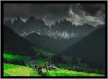 Włochy, Dolomity, Dolina Val di Funes, Domy, Kościół, Góry, Masyw Odle, Ciemne, Chmury