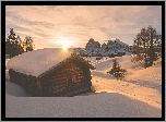 Włochy, Płaskowyż Seiser Alm, Dolina, Val Gardena, Dolomity, Góry Sassolungo, Drewniane, Domki, Drzewa, Zima, Wschód słońca