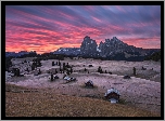 Włochy, Płaskowyż Seiser Alm, Dolina Val Gardena, Dolomity, Góry Sassolungo, Drewniane, Domki, Drzewa, Zachód słońca