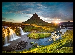 Islandia, Wodospad Kirkjufellsfoss, Góra Kirkjufell, Promienie słońca