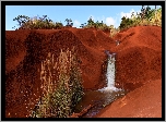 Wodospad, Red Dirt Waterfall, Czerwone, Skały bazaltowe, Kanion Waimea, Trawa, Rzeka, Wyspa Kauai, Hawaje, Stany Zjednoczone