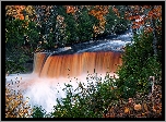 Wodospad Tahquamenon, Park stanowy Tahquamenon Falls, Las, Rzeka Tahquamenon, Jesień, Miejscowość Paradise, Stan Michigan, Stany Zjednoczone