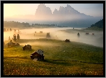 Wschód słońca, Mgła, Góry Sassolungo, Dolomity, Domy, Płaskowyż Seiser Alm, Dolina Val Gardena, Łąki, Włochy