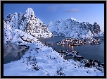 Norwegia, Lofoty, Wyspa Moskenesoya, Wieś Reine, Morze Norweskie Zima, Domy, Góry