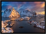 Norwegia, Lofoty, Wyspa Moskenesøya, Wioska Reine, Góry, Wschód słońca, Chmury