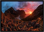 Norwegia, Lofoty, Wyspa Moskenesøya, Plaża Kvalvika, Zachód słońca, Góry, Morze