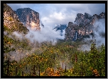 Stany Zjednoczone, Kalifornia, Park Narodowy Yosemite, Dolina, Yosemite Valley, Góry, Skały, Jesień, Drzewa, Mgła, Chmury