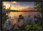 Norwegia, Zachód słońca, Jezioro, Przystań, Pomost, Łódki, Drzewa