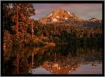 Zachód słońca, Góry Kaskadowe, Wulkan Lassen Peak, Park Narodowy Lassen Volcanic, Jezioro, Drzewa, Las, Kalifornia, Stany Zjednoczone
