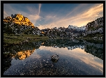 Zachód słońca, Góry, Jezioro Covadonga, Lagos de Covadonga, Skały, Kamienie, Odbicie, Park Narodowy Picos de Europa, Asturia, Hiszpania