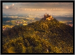 Góra Hohenzollern, Zamek Hohenzollern, Drzewa, Domy, Chmury, Wzgórza, Badenia-Wirtembergia, Niemcy