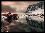 Norwegia, Lofoty, Góry, Śnieg, Czerwone, Domy, Odbicie, Morze, Zima