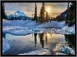 Zima, Jezioro Tipsoo, Drzewa, Zachód słońca, Park Narodowy Mount Rainier, Góry, Stratowulkan Mount Rainier, Stan Waszyngton, Stany Zjednoczone