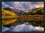 Góry, San Juan Mountains, Góra Sneffels, Jezioro, Blue Lake, Las, Drzewa, Jesień, Chmury, Stan Kolorado, Stany Zjednoczone