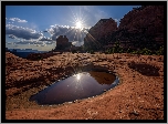 Skały, Kałuża, Promienie słońca, Chmury, Sedona, Arizona, Stany Zjednoczone