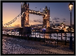 Londyn, Rzeka Tamiza, Most, Tower Bridge, Bulwar, Latarnia, Ławeczka, Zmierzch