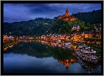 Zamek Reichsburg, Miasto Cochem, Niemcy, Rzeka Mozela, Statki, Światła, Zmrok