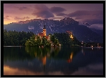Słowenia, Zmrok, Jezioro Bled, Wyspa Blejski Otok, Kościół Zwiastowania Marii Panny, Góry, Chmury, Odbicie