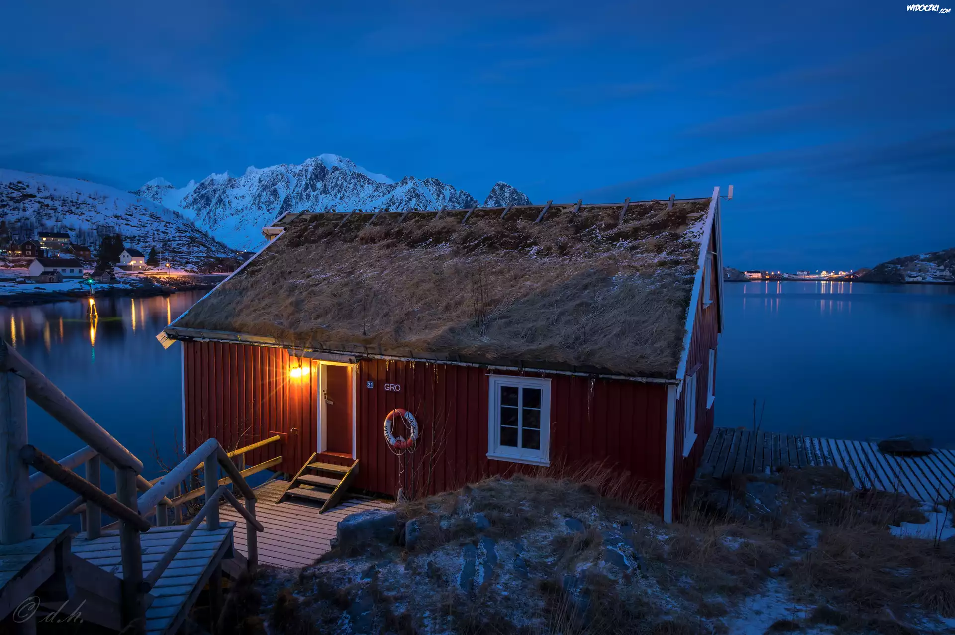 Norwegia, Wioska Reine, Wyspa Moskenesøya, Domek, Jezioro, Góry, Noc, Zima