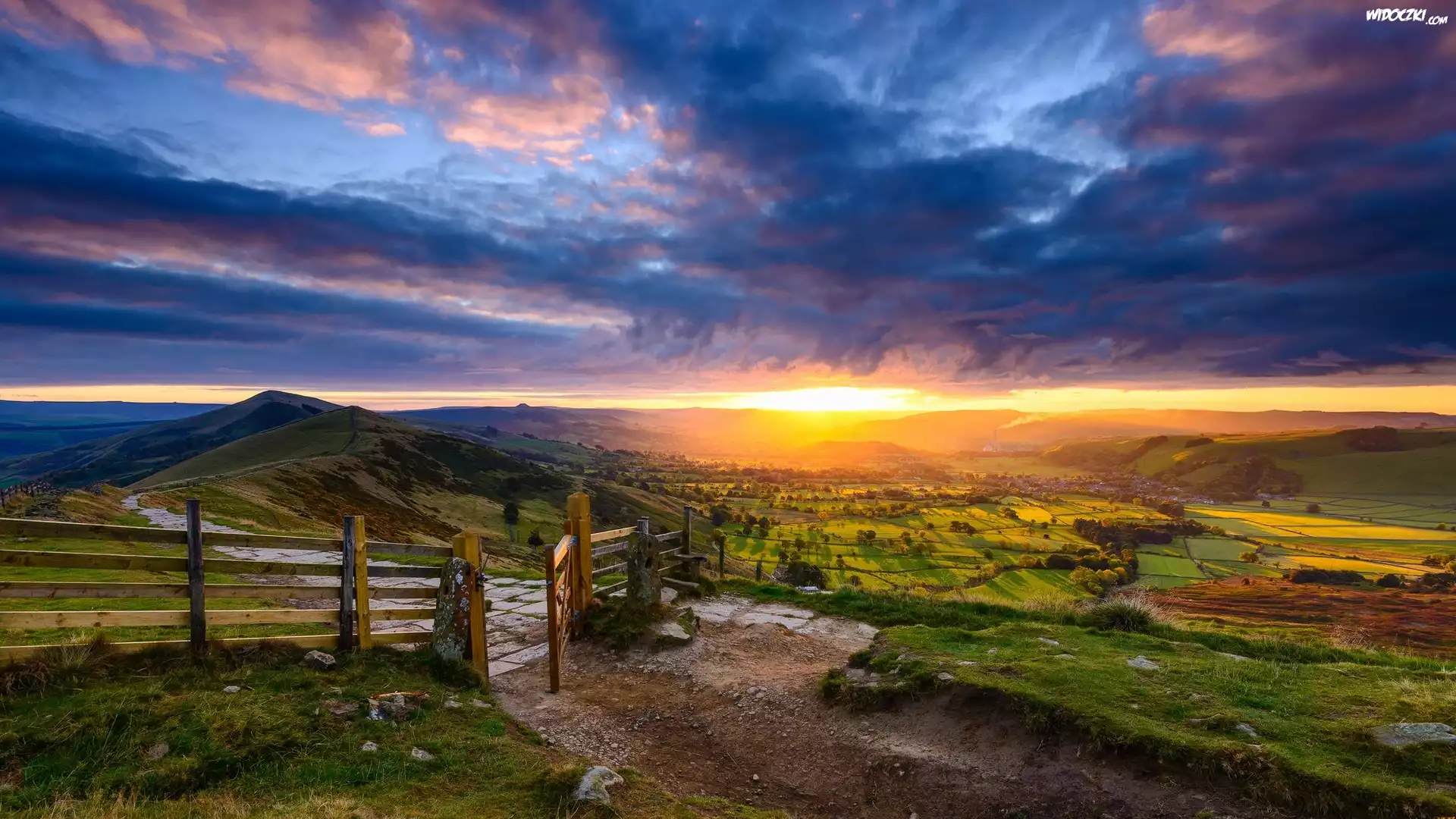 Anglia, Hrabstwo Derbyshire, Park Narodowy Peak District, Wzgórza, Łąki, Pola, Dolina, Zachód słońca, Płot, Droga