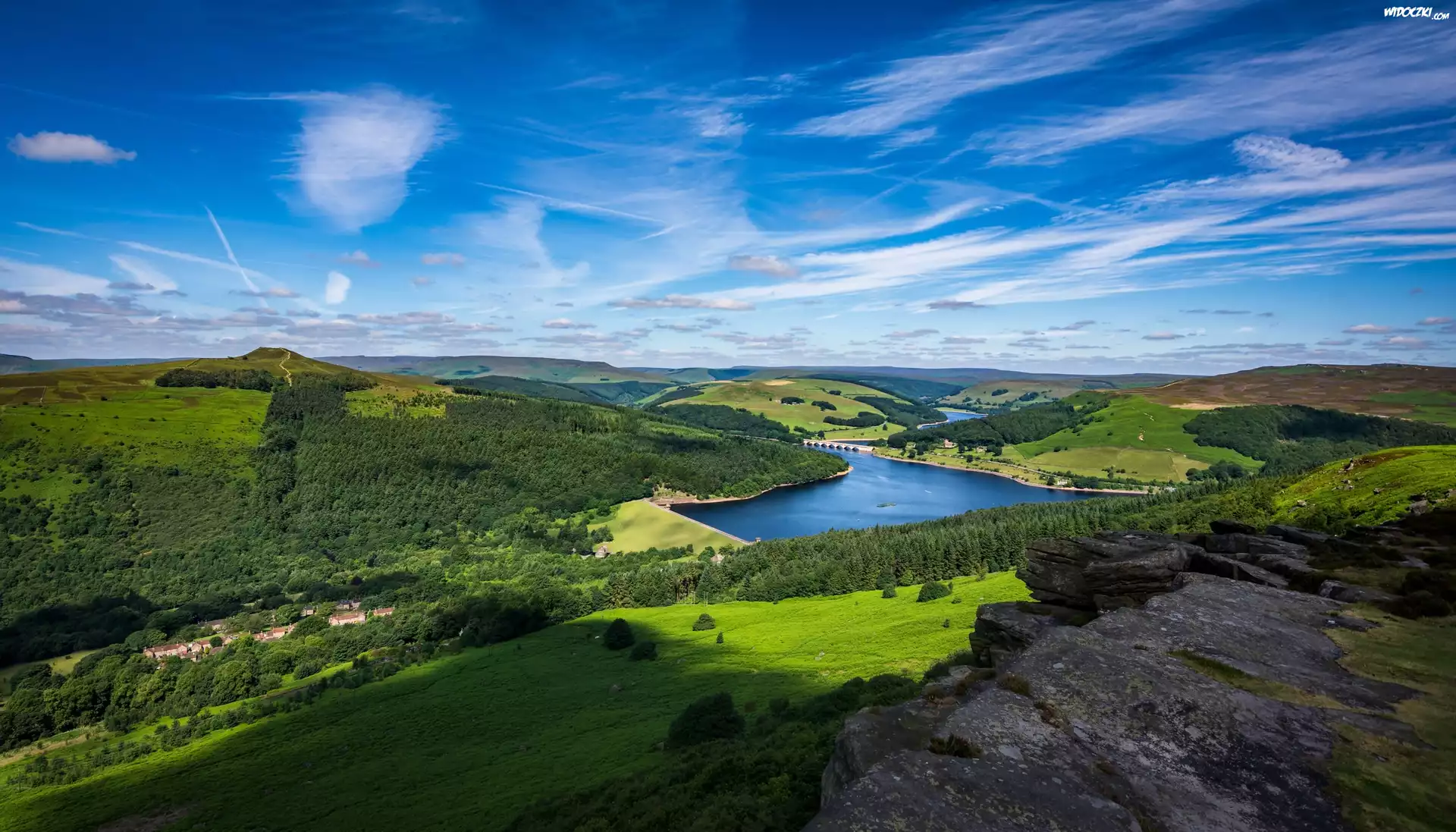 Anglia, Hrabstwo Derbyshire, Park Narodowy Peak District, Dolina Upper Derwent Valley, Jezioro Ladybower Reservoir, Wzgórza, Lasy