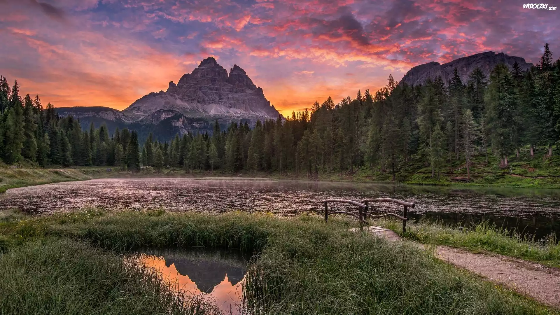 Jezioro, Antorno Lake, Mostek, Góry, Dolomity, Masyw, Tre Cime di Lavaredo, Drzewa, Las, Zachód słońca, Mgła, Chmury, Prowincja Belluno, Włochy