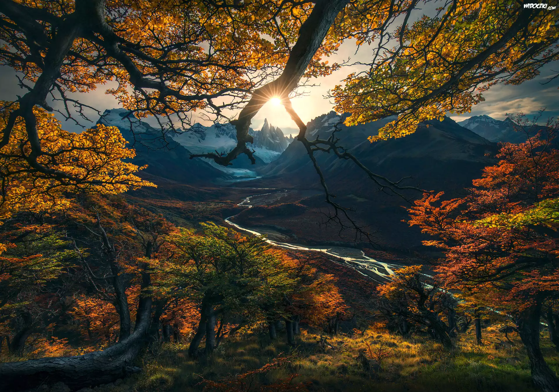 Argentyna, Patagonia, Park Narodowy Los Glaciares, Jesień, Góry, Szczyt Fitz Roy, Drzewa, Rzeka Rio de las Vueltas, Promienie słońca